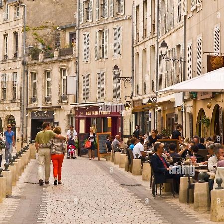 Charmant Cocon Iode Cosy Equipe, Baigne De Lumiere, Situe Au Coeur De La Rochelle A 1Min A Pied Du Marche Central Avec Tv Et Wifi Exterior photo